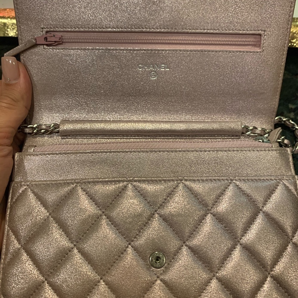 ❌SOLD❌Beautiful Chanel  iridescent rose gold Woc - Picture 11 of 12